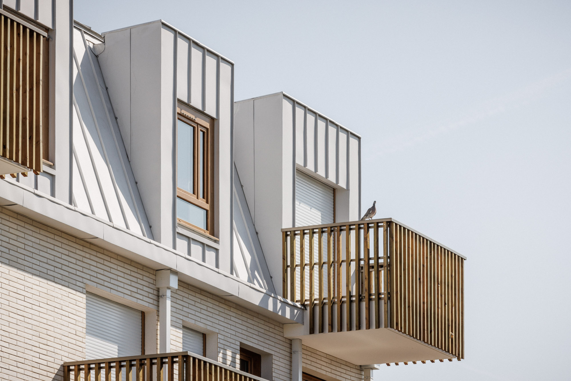 Zoom sur les fenêtres menuiserie bois, balcons bois et toiture en zinc du projet de 56 logements collectifs à Bondy (seine-saint-denis) par Cussac Architectes et Associés (CA+A).